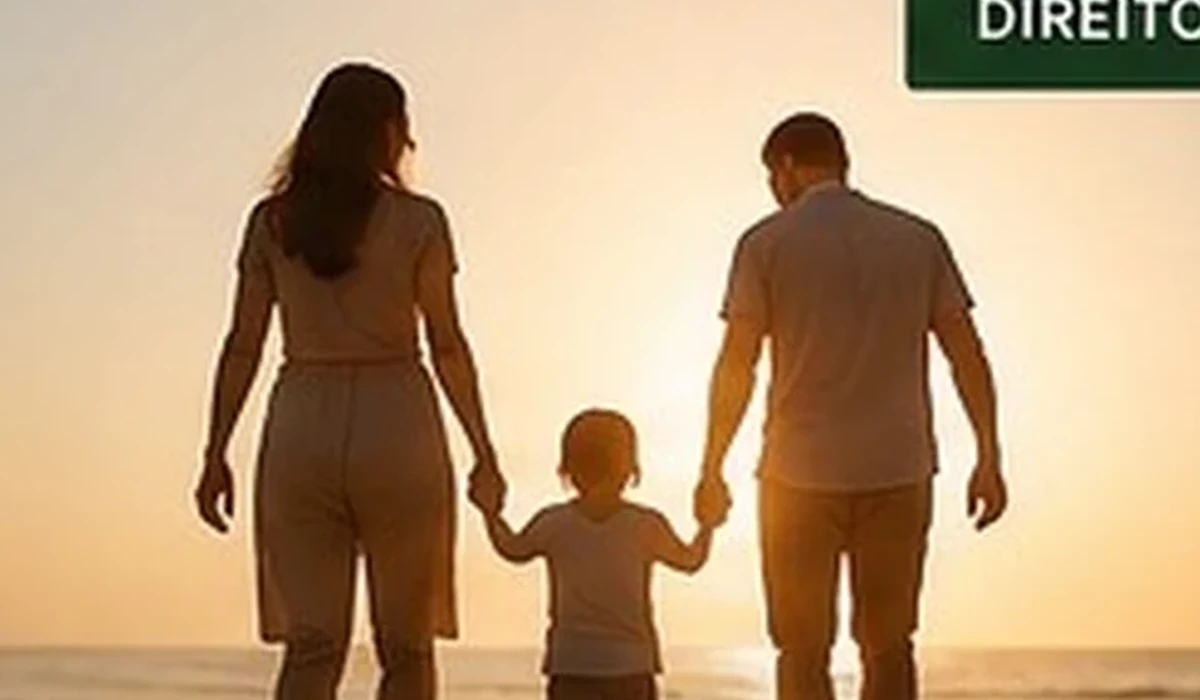 Família caminhando à beira-mar