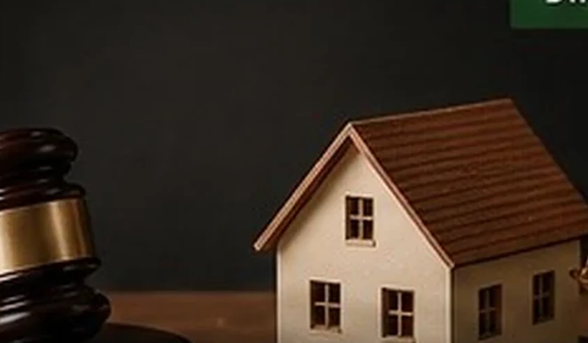 Casa, balança e martelo representando uma disputa imobiliária