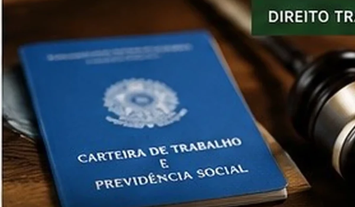 Carteira de trabalho ao lado de martelo judicial
